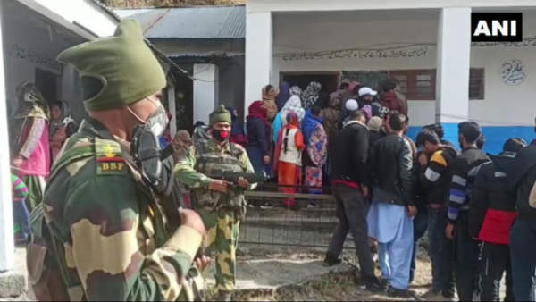 जम्मू-कश्मीर: DDC चुनाव के पहले चरण में बंपर वोटिंग, 51 फीसदी से ज्यादा लोगों ने किया मतदान जम्मू-कश्मीर: DDC चुनाव के पहले चरण में बंपर वोटिंग, 51 फीसदी से ज्यादा लोगों ने किया मतदान