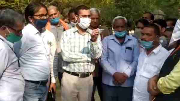 Jhansi: Moth Tehsil sdm Atul Kumar Criticized Straw burning Jhansi: Moth Tehsil sdm Atul Kumar Criticized Straw burning