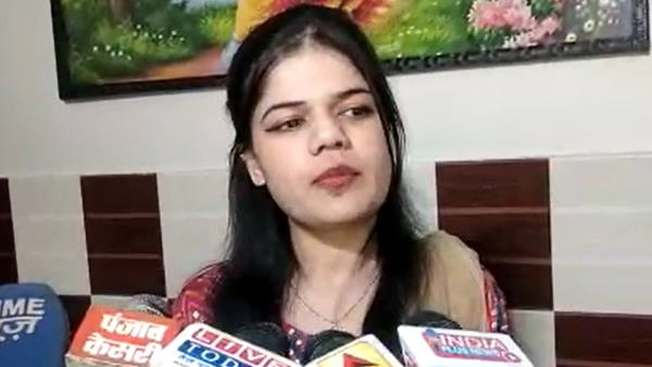 Pooja Sharma passed PCSJ exam, UP minister went to congratulate her