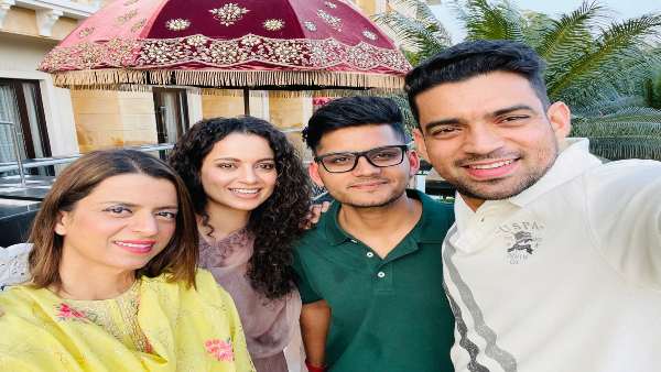 कंगना ने भाई अक्षत और भाभी रितु के साथ सेल्फी भी शेयर किया