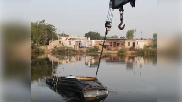 बस को क्रेन से निकाला बाहर बस को क्रेन से निकाला बाहर