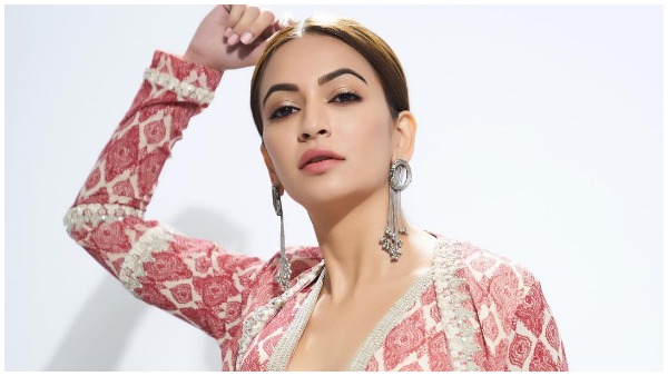 घर में बोर हो रही हूं, फनी मीम भेजिए: कृति खरबंदा