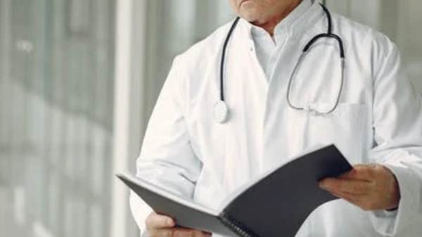 डॉक्टरों ने कहा 'रहस्यमयी शख्स' डॉक्टरों ने कहा 'रहस्यमयी शख्स'