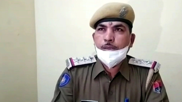  सीने में चाकू से किए कई वार