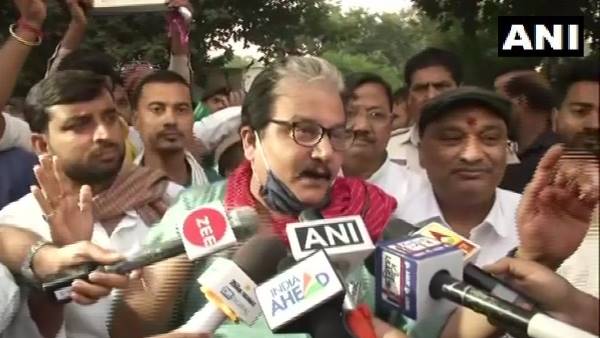 'रिटर्निंग अधिकारियों से देरी कराना बंद करें'