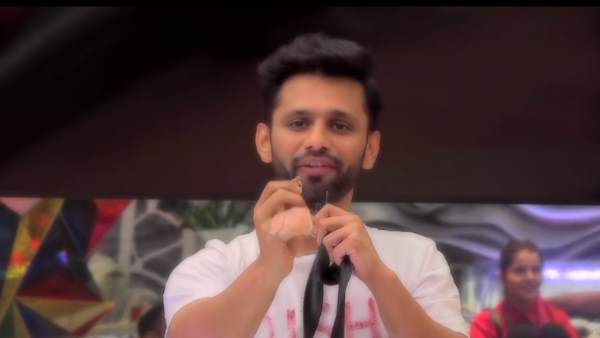 हाथों में अंगूठी लिए किया प्रपोज