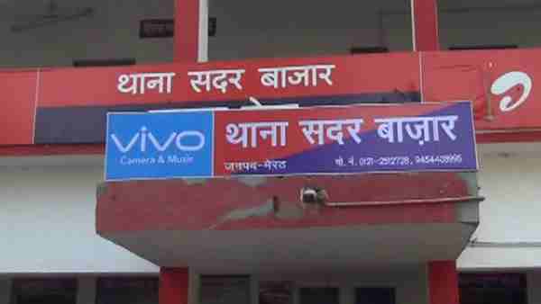 चोरी के बाद पड़ोसी की छत पर छोड़े बैग