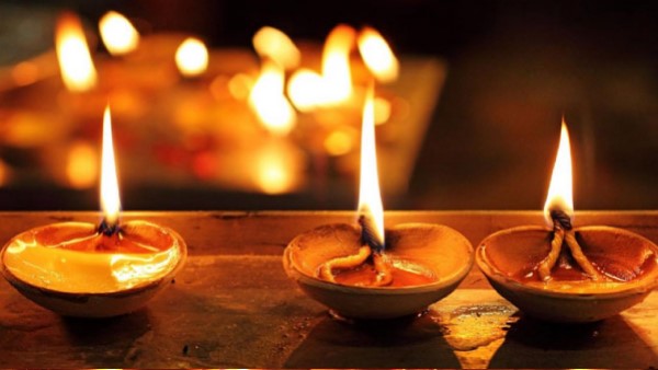 सिपाहियों को बांटे दिये