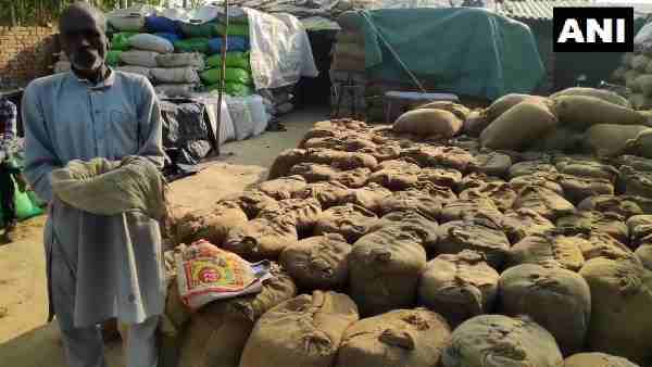 Farmers say that no staff officer is present for last 3 days at Paddy Purchase Centre in Dindori Farmers say that no staff officer is present for last 3 days at Paddy Purchase Centre in Dindori
