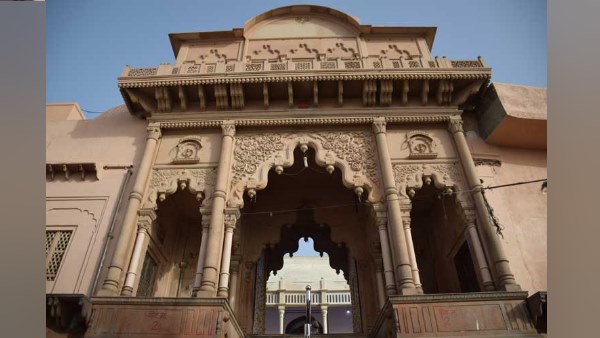 मंदिर प्रबंधन ने कहा- धोखे से पढ़ी गई नमाज