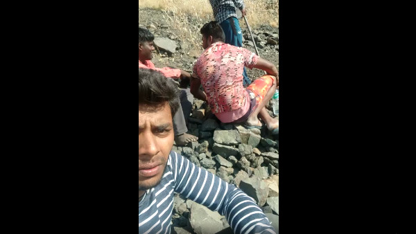  पहाड़ी किनारे खींच रहे थे सेल्फी