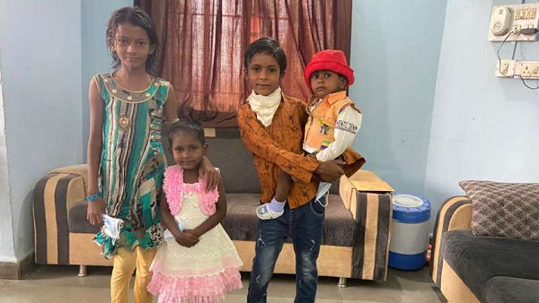 चार बेसहारा बच्चे ब्रिज के नीचे रह रहे थे