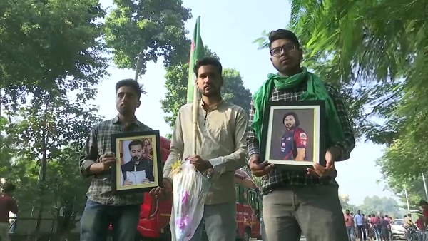 लालू के छोटे बेटे के पोस्टर और तस्वीरें छाईं 