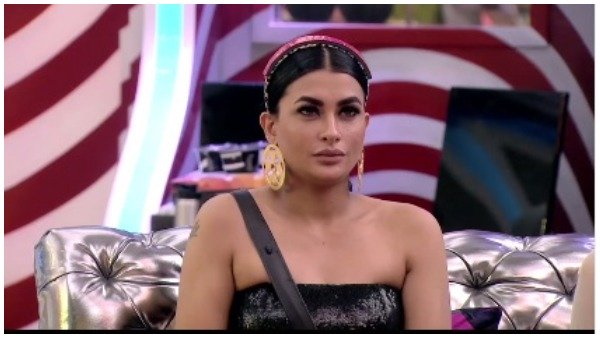 पवित्रा की भी लगेगी क्लास