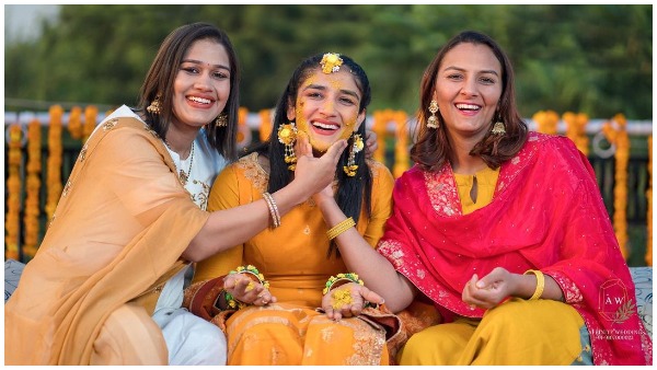 हल्दी की तस्वीरों में एक साथ दिखीं फोगाट बहनें एक साथ 