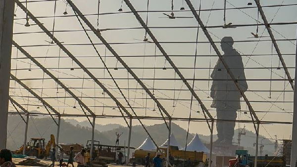 12KM इलाके में बनाए गए तालाब से घिरी 12KM इलाके में बनाए गए तालाब से घिरी