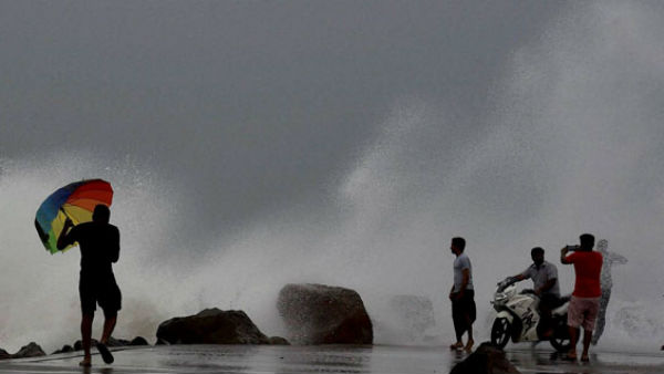 Cyclone Nivar हुआ ताकतवर, समुंद्र में उठी भयंकर लहरें
