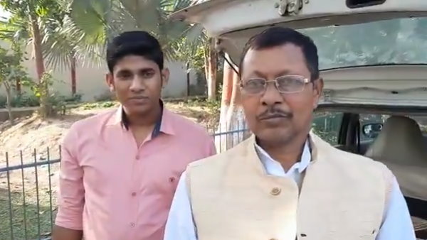 Watch Video: RJD supporters brings Katla Fish for Tejashwi Yadav Watch Video: RJD supporters brings Katla Fish for Tejashwi Yadav