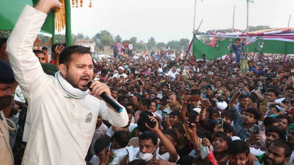 क्या रोजगार के लुभावने वायदे से जुट रही भीड़ ?