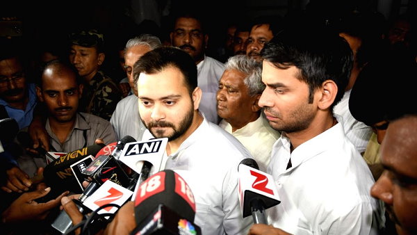Tejashwi Yadav Birthday: Tej Pratap yadav congratulates Birthday wishes to younger brother in special way HBDTejashwi