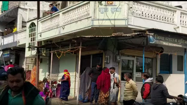 पहली मंजिल पर इनके शव मिले पहली मंजिल पर इनके शव मिले