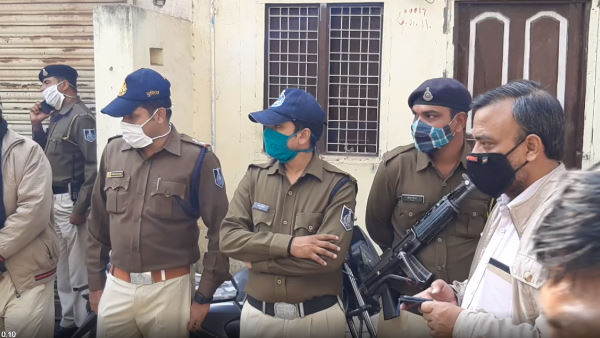 सैलून चलाता था गोविंद सैलून चलाता था गोविंद