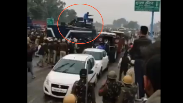 युवा प्रदर्शनकारी ने बंद किया वाटर कैनन