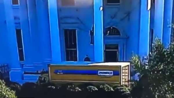 व्हाइट हाउस के बाहर खड़ा ट्रक