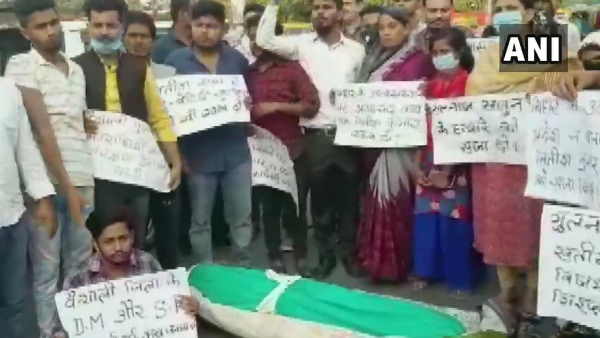 तीस अक्टूबर को सतीश ने जिंदा जला दिया