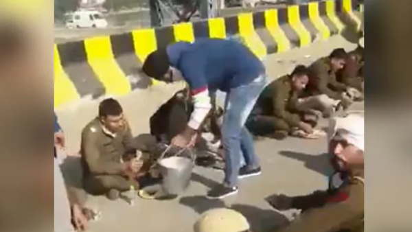  पुलिसकर्मी आराम से बैठकर खा रहे खाना