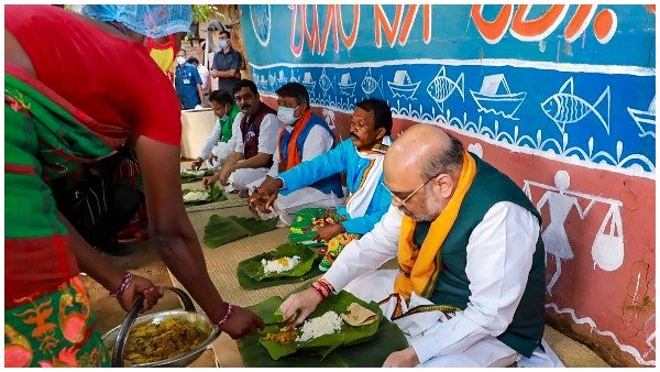 अमित शाह ने आदिवासी के घर में जाकर खाया बंगाली भोजन अमित शाह ने आदिवासी के घर में जाकर खाया बंगाली भोजन