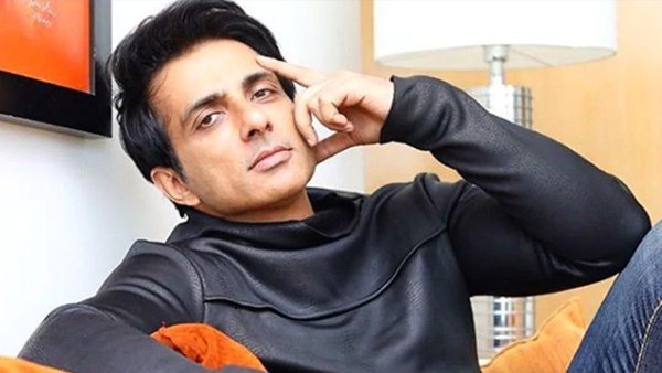 सोनू सूद ने गरीब छात्रों को भेजा साइकिल