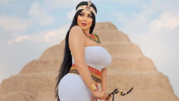 मॉडल के तस्वीरें शेयर करने के बाद मचा बवाल