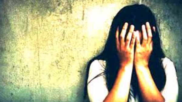 किसी युवक के साथ लड़की को पकड़ा था