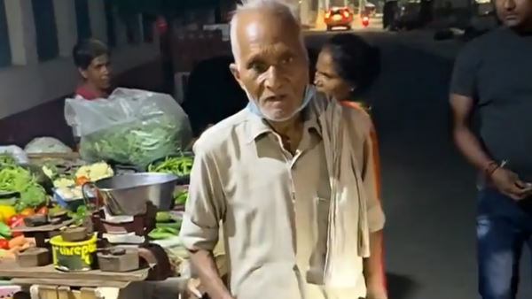 आगरा में वड़े बेचने वाले बाबा आगरा में वड़े बेचने वाले बाबा