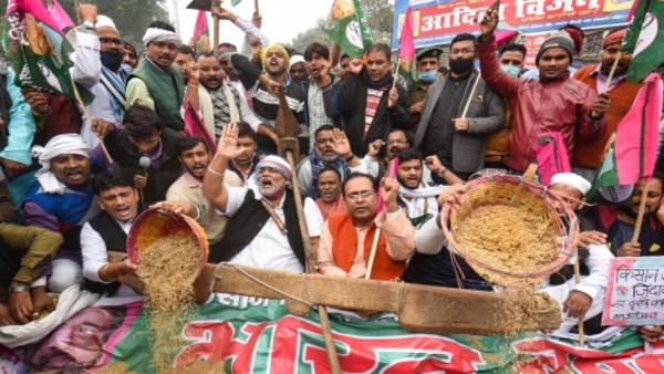 किसान आंदोलन: सरकार का हठ और किसानों के बहाने राजनीति की बू