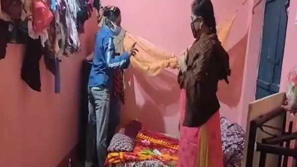 दोनों लड़कियां आपस में चचेरी बहन हैं