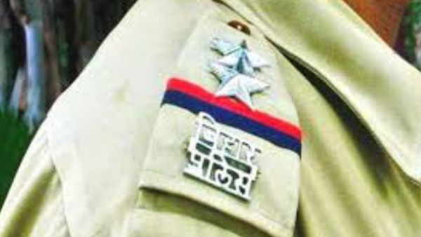 पुलिस ने आरोपित पति को हिरासत में लिया