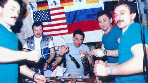 स्पेस सूट में छिपाकर ले गए शराब