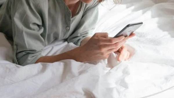 सोशल मीडिया पर घंटों बिताए