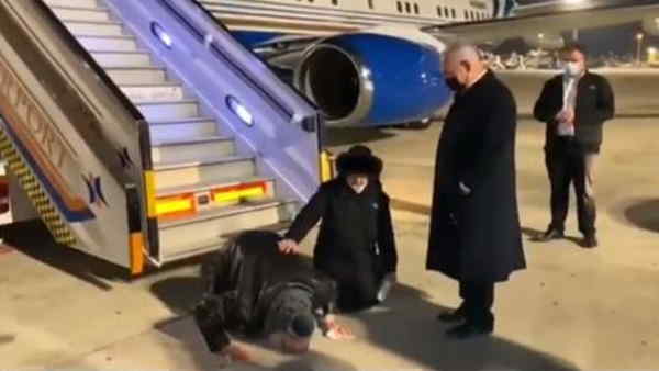 प्लेन से उतरते ही जोनाथन ने चूम ली धरती