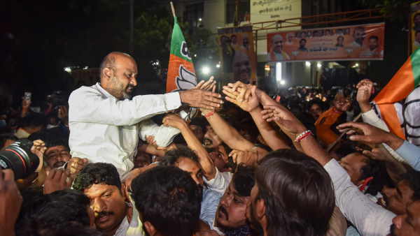 बीजेपी ब्रांड राजनीति में ओवैसी TRS के लिए मुश्किल