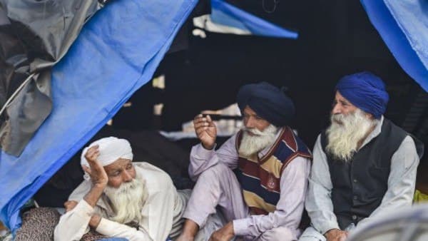 किसान आंदोलन: सरकार का हठ और किसानों के बहाने राजनीति की बू