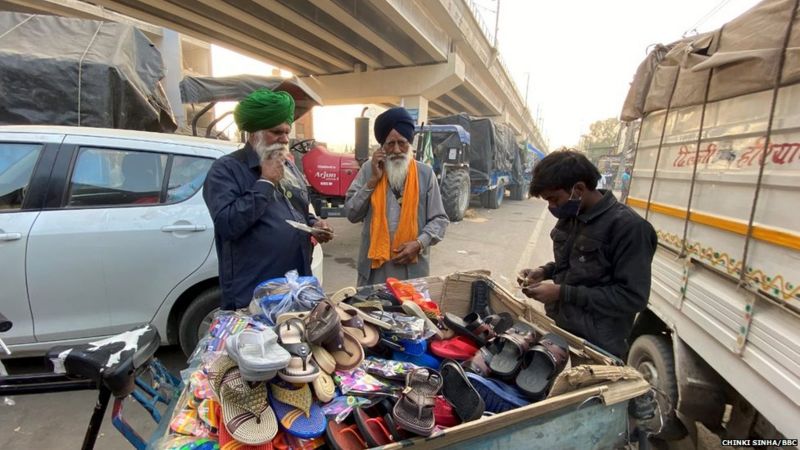 किसान आंदोलन: महीने भर बाद भी कैसे मोर्चे पर डटे हुए हैं लोग