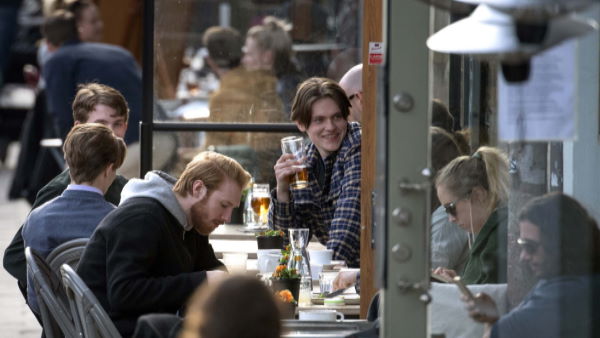 वेटरेस के लिए छोड़ी 3.67 लाख की टिप