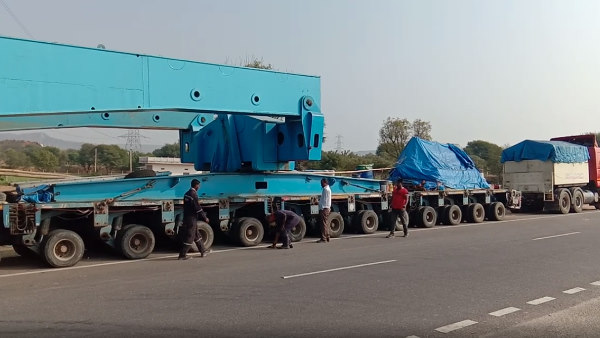 अजमेर बाईपास पुलिया के नीचे अटका ट्रेलर अजमेर बाईपास पुलिया के नीचे अटका ट्रेलर