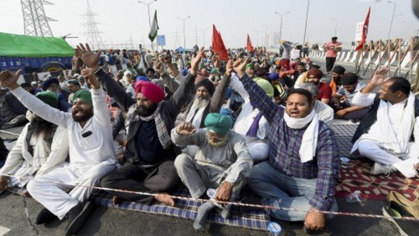 किसान आंदोलन: सरकार का हठ और किसानों के बहाने राजनीति की बू