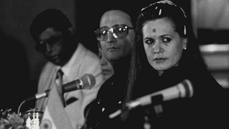 सोनिया गांधी के क़रीब आने के लिए जब राजीव गांधी ने दी थी रिश्वत सोनिया गांधी के क़रीब आने के लिए जब राजीव गांधी ने दी थी रिश्वत