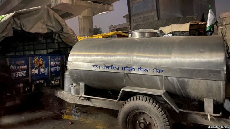 किसान आंदोलन: महीने भर बाद भी कैसे मोर्चे पर डटे हुए हैं लोग