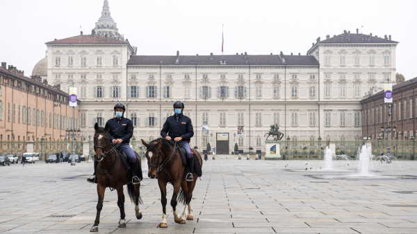 मैक्रों के पॉजिटिव होते ही कई नेता आइसोलेशन में